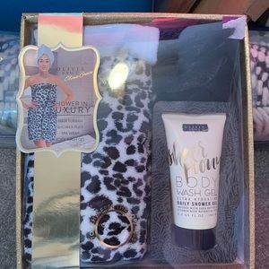 2/$10 NIB Olivia Grace Sheer Peony Shower Set